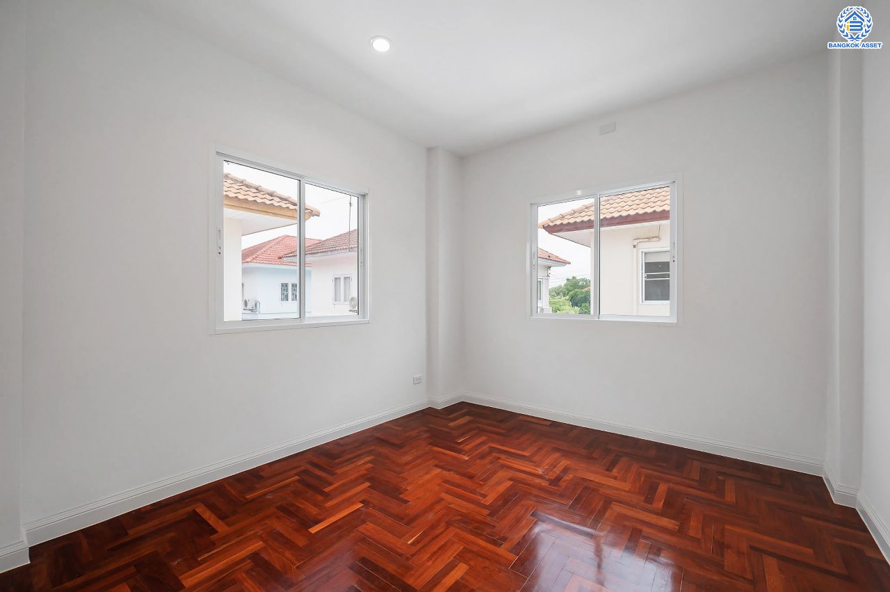 บ้านมือสองตกแต่งใหม่ โครงการ มณีรินทร์ เลคแอนด์พาร์ค ราชพฤกษ์-ติวานนท์ เนื้อที่ 64.1 ตร.ว. ฟังก์ชัน 4 ห้องนอน 3 ห้องน้ำ 1 ห้องอเนกประสงค์ จอดรถได้ 2 คัน บรรยากาศเงียบสงบเป็นส่วนตัว สิ่งอำนวยความสะดวกมากมาย บนทำเลติดถนนใหญ่ เชื่อมต่อถนนราชพฤกษ์ ใกล้จุดขึ้นทางด่วน "ศรีสมาน"...